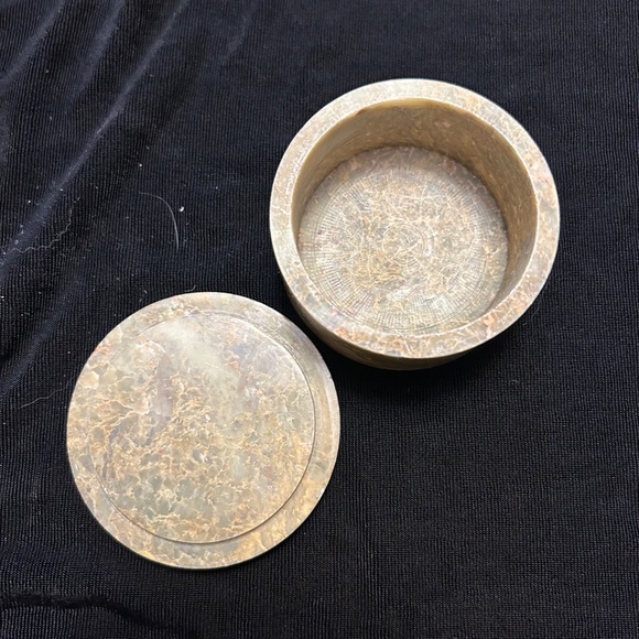 Vintage soap stone small round trinket box with floral inlays. - Picture 5 of 6